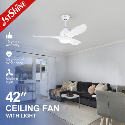 Actualice su hogar con este simple ventilador de techo LED blanco y control remoto