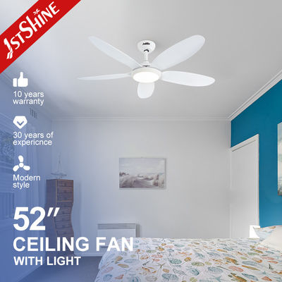 La fan de techo de las cuchillas del ABS del motor 5 de DC, el color blanco 3 llevó la fan de techo decorativa ligera