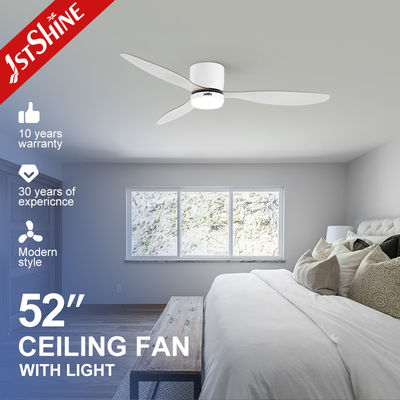 Ventilador de techo LED de viento natural de 52 pulgadas con control remoto ahorrando espacio palas ABS blancas