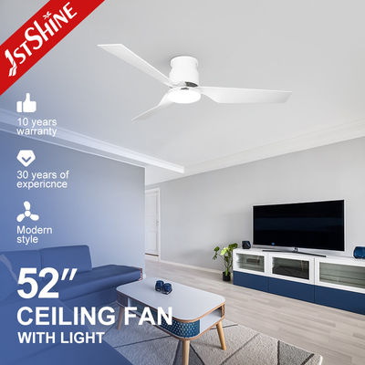 Ventilador de techo LED moderno de 5 velocidades de elección con diseño de perfil bajo y cuchillas de plástico blanco