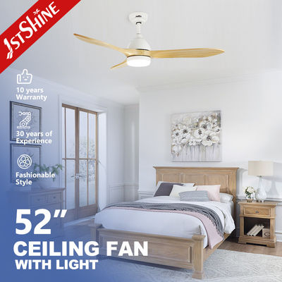 Fener de techo LED de fácil instalación con 5 velocidades y cuchillas de madera de diseño contemporáneo