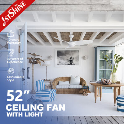 Ventilador de techo de plástico duradero con construcción ligera y motor potente que proporciona un enfriamiento efectivo en áreas públicas