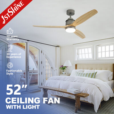 Buen precio Ventilador de techo de 52 pulgadas con luz y 3 cuchillas de madera sólida con un motor DC silencioso y control remoto en línea